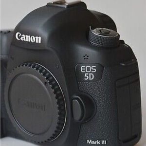 Canon EOS 7D Mark II USA MODEL WITH VERY LOW SHUTTER ACTUATIONS 20.2MP Digital